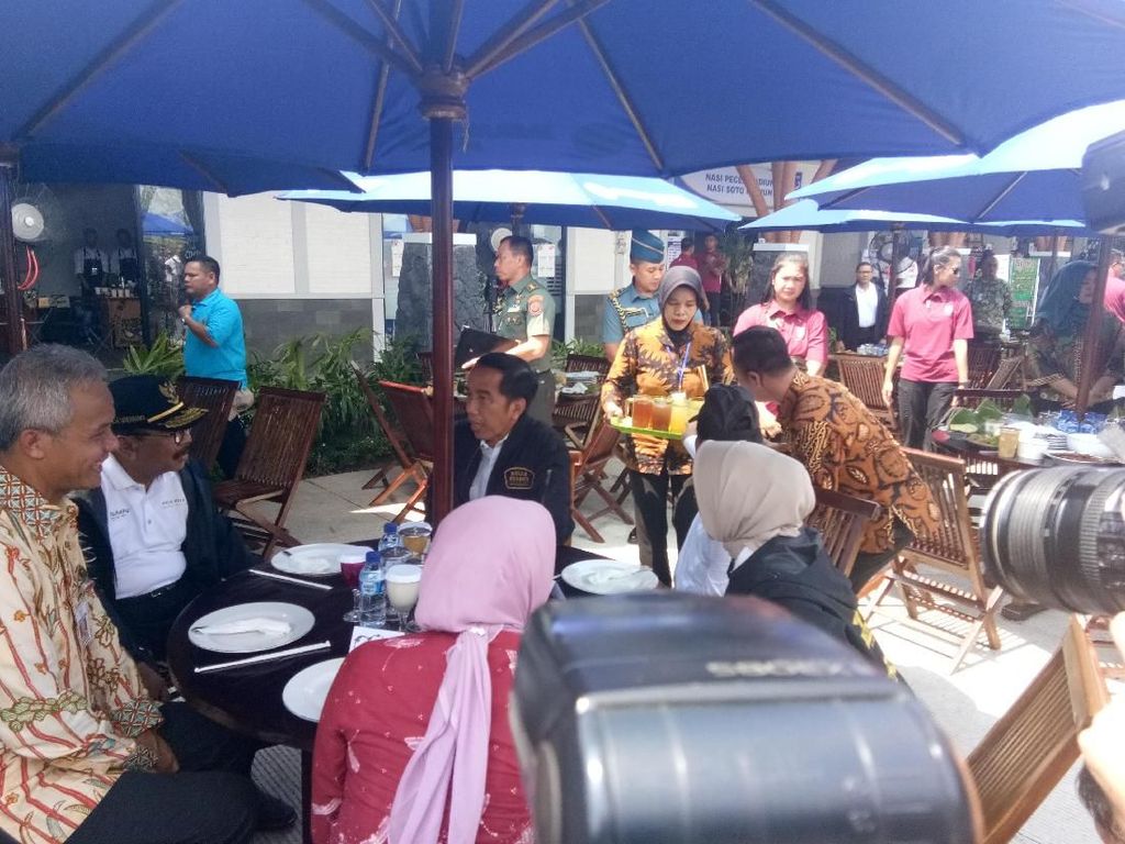 Jokowi Tinjau Rest Area Trans Jawa dan Cicipi Makanan UMKM Jokowi Tinjau Rest Area Trans Jawa dan Cicipi Makanan UMKM