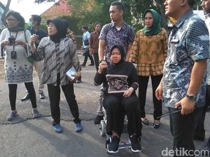 Risma Nekat Pakai Kursi Roda Tengok Amblesnya Jalan Gubeng Risma Nekat Pakai Kursi Roda Tengok Amblesnya Jalan Gubeng
