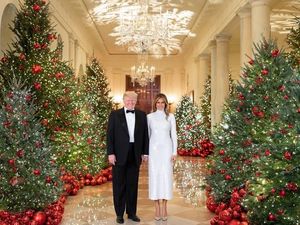 Ada yang Ganjil di Kartu Natal Trump Tahun Ini, Apa Itu?