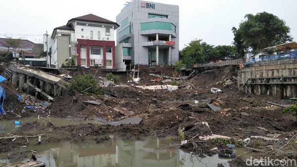 Begini Kondisi Terkini Tanah Ambles di Surabaya