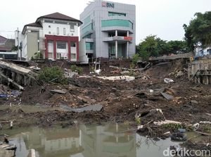 Begini Kondisi Terkini Tanah Ambles di Surabaya