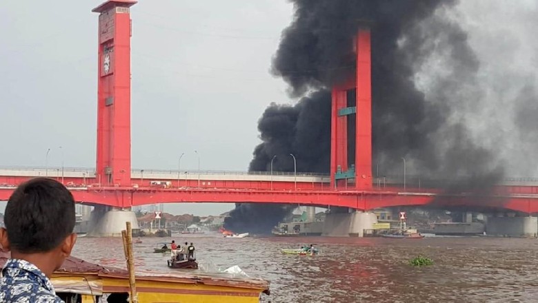 Kapal BBM Meledak di Bawah Jembatan Ampera, 7 Orang Luka Bakar Kapal BBM Meledak di Bawah Jembatan Ampera, 7 Orang Luka Bakar