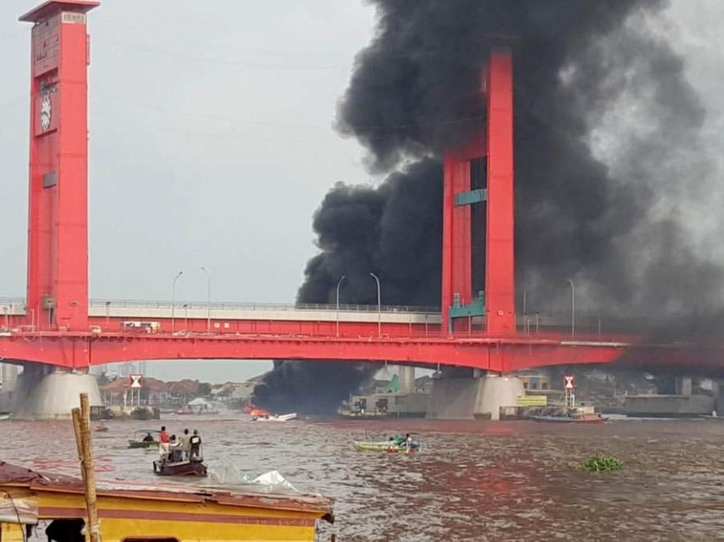 Kapal BBM Meledak di Bawah Jembatan Ampera, 7 Orang Luka Bakar Kapal BBM Meledak di Bawah Jembatan Ampera, 7 Orang Luka Bakar