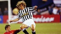 Pavel Nedved mulai dikenal ketika bermain untuk Lazio mulai 1996. Punya kemampuan kaki kanan dan kiri yang sama baiknya, Nedved dipuji karena determinasi dan daya jelajahnya yang tinggi. Ia lalu bergabung dengan Juventus dan bertahan di sana sampai sekarang...bukan lagi sebagai pemain tentunya, melainkan menjabat sebagai direktur. (Foto: Laurence Griffiths/Getty Images)