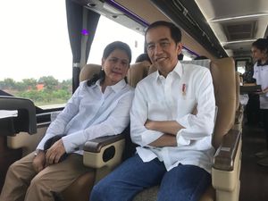 Foto: Momen Jokowi dan Iriana Naik Damri Jajal Trans Jawa
