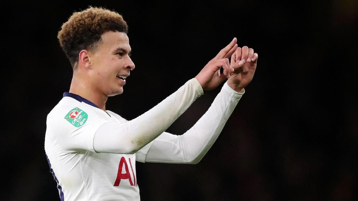 Dele Alli dilempar botol oleh suporter Arsenal di tengah pertandingan. (Foto: Alex Morton/Getty Images)