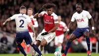 Arsenal mengawali babak kedua dengan meningkatkan intensitas serangan. Unai Emery mengubah formasi menjadi tiga bek, sehingga lebih banyak pemain di tengah. (Foto: Alex Morton/Getty Images)