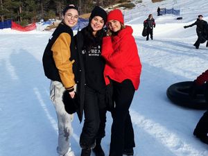 Penampilan Terbaru Selena Gomez, Jadi Lebih Happy Penampilan Terbaru Selena Gomez, Jadi Lebih Happy