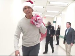 Jadi Santa, Eks Presiden AS Barack Obama Hibur Pasien Anak di RS