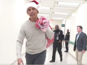 Jadi Santa, Eks Presiden AS Barack Obama Hibur Pasien Anak di RS Jadi Santa, Eks Presiden AS Barack Obama Hibur Pasien Anak di RS
