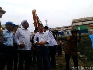 Ditemani Polisi dan BPPT, Ngabalin Tinjau Jalan Gubeng Ambles Ditemani Polisi dan BPPT, Ngabalin Tinjau Jalan Gubeng Ambles