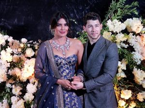 Gelar Resepsi Kedua, Priyanka Chopra Cantik dan Seksi Bergaun Biru Royal Gelar Resepsi Kedua, Priyanka Chopra Cantik dan Seksi Bergaun Biru Royal