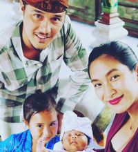 Happy Salma dan keluarga