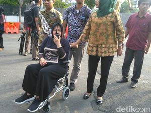 Sudah 10 Hari Risma Bekerja di Kursi Roda, Begini Kondisi Saat Ini Sudah 10 Hari Risma Bekerja di Kursi Roda, Begini Kondisi Saat Ini