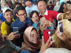 Bertemu Beragam Profesi di Kediri, Sandiaga Juga Disawer Emak-emak