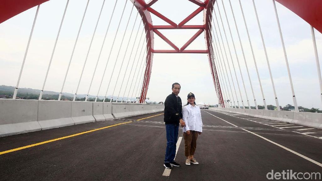Momen Jokowi dan Iriana di Jembatan Kalikuto
