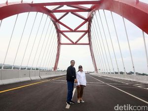 Momen Jokowi dan Iriana di Jembatan Kalikuto