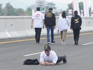 Gaya Pramono Selebrasi Tol Trans Jawa: Tiduran di Aspal