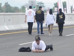 Gaya Pramono Selebrasi Tol Trans Jawa: Tiduran di Aspal