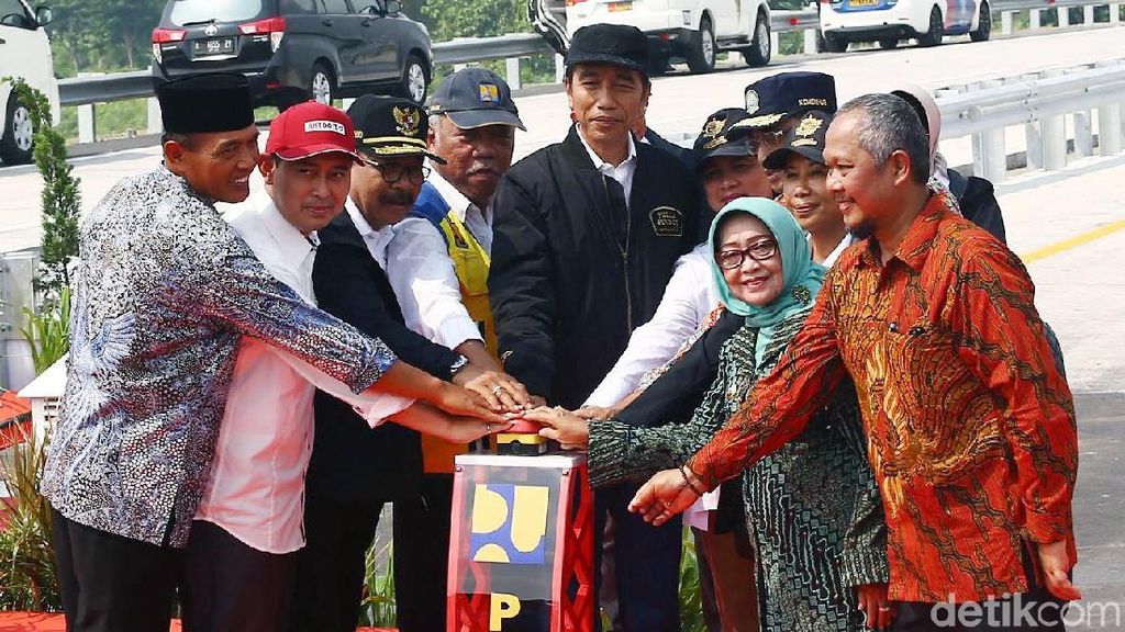 Jokowi Resmikan 4 Ruas Tol di Jawa Timur Sekaligus Jokowi Resmikan 4 Ruas Tol di Jawa Timur Sekaligus