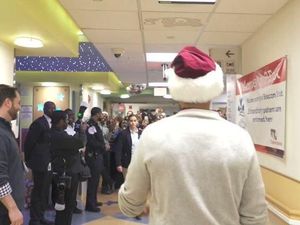 Jadi Sinterklas, Obama Beri Kejutan Manis Untuk Anak-anak di RS