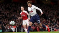 Tapi lagi-lagi bukan gol yang didapatkan, melainkan pukulan telak. Dele Alli mencetak gol indah dengan mencungkil bola melewati atas kepala Petr Cech. (Foto: Alex Morton/Getty Images)