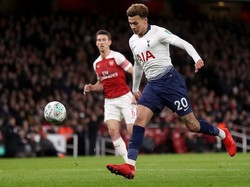 Tapi lagi-lagi bukan gol yang didapatkan, melainkan pukulan telak. Dele Alli mencetak gol indah dengan mencungkil bola melewati atas kepala Petr Cech. (Foto: Alex Morton/Getty Images)