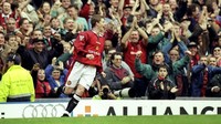 Di akhir musim perdananya, Solskjaer tampil impresif dengan mencetak 18 gol sekaligus meraih medali juara pertama Premier League-nya. Foto: Ben Radford/Allsport