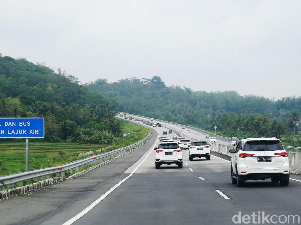 Hati-Hati Masuk Rest Area di Kanan Saat Satu Arah Hati-Hati Masuk Rest Area di Kanan Saat Satu Arah