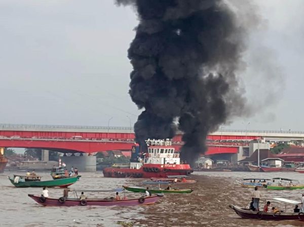 Kapal BBM Meledak di Bawah Jembatan Ampera