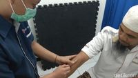 Buuzzz! Mengintip Proses Terapi Dientup Lebah