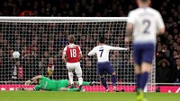 Saat sedang membangun momentum di awal laga, Arsenal malah kecolongan. Son Heung-min mencetak gol di menit ke-20 dan membawa Tottenham memimpin. (Foto: Alex Morton/Getty Images)