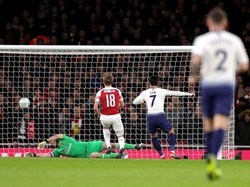 Saat sedang membangun momentum di awal laga, Arsenal malah kecolongan. Son Heung-min mencetak gol di menit ke-20 dan membawa Tottenham memimpin. (Foto: Alex Morton/Getty Images)