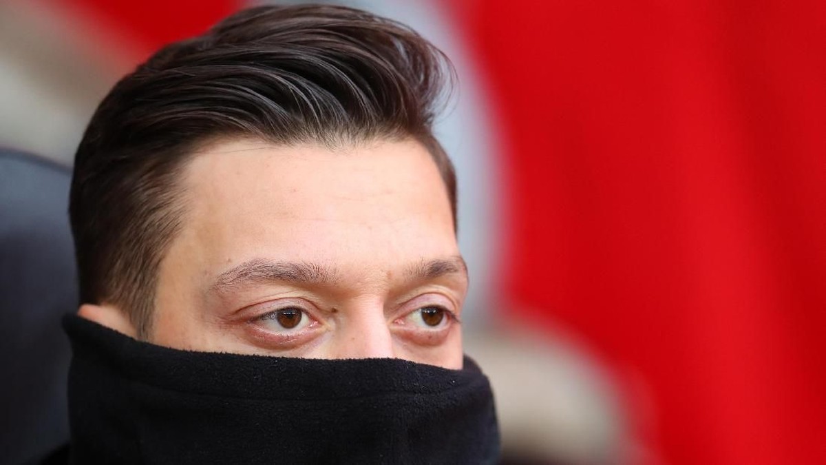 Mesut Oezil tak masuk skuat saat Arsenal dikalahkan Tottenham Hotspur di perempatfinal Piala Liga Inggris (Foto: Catherine Ivill/Getty Images)