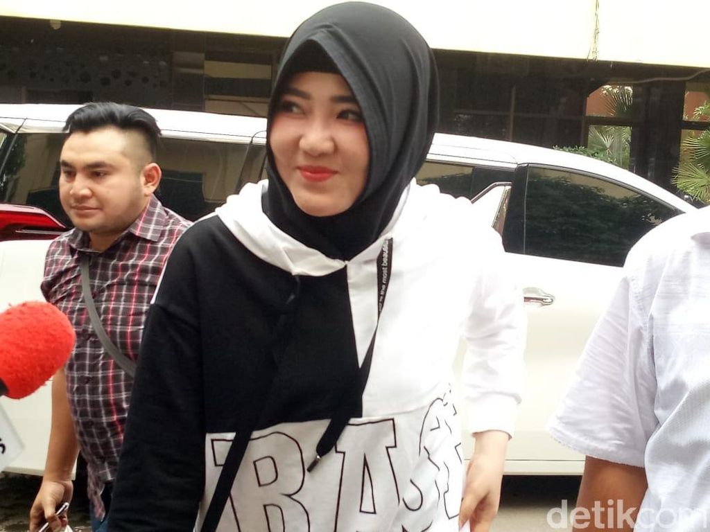 Berhijab, Via Vallen Penuhi Panggilan Polda Jatim soal Kosmetik Ilegal Berhijab, Via Vallen Penuhi Panggilan Polda Jatim soal Kosmetik Ilegal