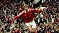 Salah satu highlight dalam karier Solskjaer terjadi di laga melawan Newcastle United di musim treble MU pada 1998/99. Solskjaer berakselerasi untuk mengganjal Robert Lee yang dalam situasi bagus untuk mencetak gol. Dia pun dikartu merah, namun tekel Solskjaer membantu MU memaksakan hasil seri 1-1, sekaligus menjaga persaingan dengan Arsenal. Foto: Tony OBrien /Allsport