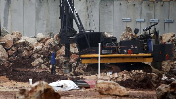 Operasi pencarian dan penghancuran terowongan Hizbullah melibatkan alat berat.