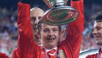 Momen terbesar Solskjaer berseragam Red Devils sudah pasti di penghujung musim 1998/99. Di final Liga Champions, Solskjaer yang masuk di 10 menit terakhir waktu normal sukses mematahkan hati Bayern Munich. Setelah MU susah payah mengimbangi Bayern, Solskjaer mencetak gol di akhir injury time untuk memastikan timnya memenangi trofi juara. Foto: Eric Cabanis/AFP Photo