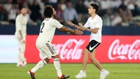 Penonton sempat masuk ke dalam lapangan saat pertandingan. Marcelo dan Karim Benzema jadi sosok yang dihampir penonton. (Foto: Suhaib Salem/Reuters)