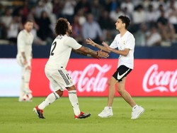Penonton sempat masuk ke dalam lapangan saat pertandingan. Marcelo dan Karim Benzema jadi sosok yang dihampir penonton. (Foto: Suhaib Salem/Reuters)