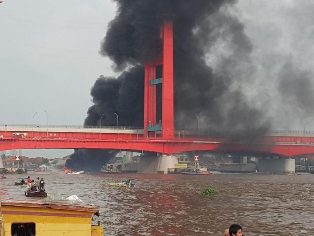 Kapal BBM Meledak di Sungai Musi, Asap Tutupi Jembatan Ampera
