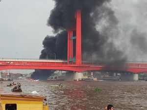 Kapal BBM Meledak di Sungai Musi, Asap Tutupi Jembatan Ampera Kapal BBM Meledak di Sungai Musi, Asap Tutupi Jembatan Ampera