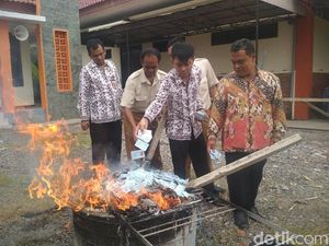 Puluhan Ribu e-KTP Dimusnahkan Dispendukcapil Trenggalek Puluhan Ribu e-KTP Dimusnahkan Dispendukcapil Trenggalek