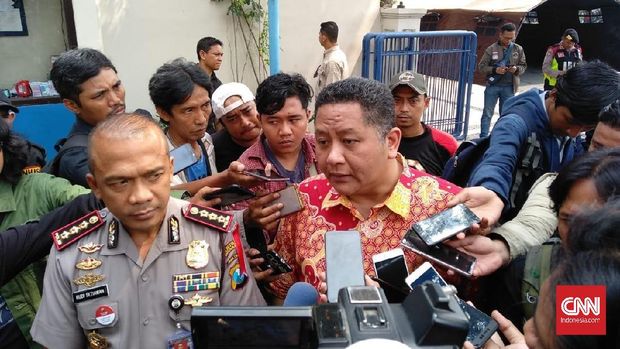 Wakil Wali Kota Surabaya Whisnu Sakti Buana didampingi Kapolrestabes Surabaya  Kombes Pol Rudi Setiawan  saat meninjau lokasi jalan Gubeng yang ambles, Kamis (20/12).