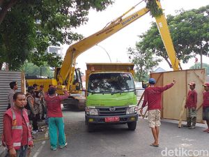 Pengurukan Jalan Gubeng, Risma: Saya Usahakan Satu Minggu Pengurukan Jalan Gubeng, Risma: Saya Usahakan Satu Minggu
