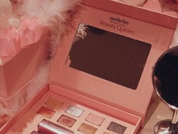 Mustika Ratu dan Claudia Setyohadi Rilis Makeup Pallete untuk Millennial