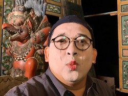 Ngabalin Ledek Dandanan ala Pantomim Fadli Zon di Klip Tangan Besi