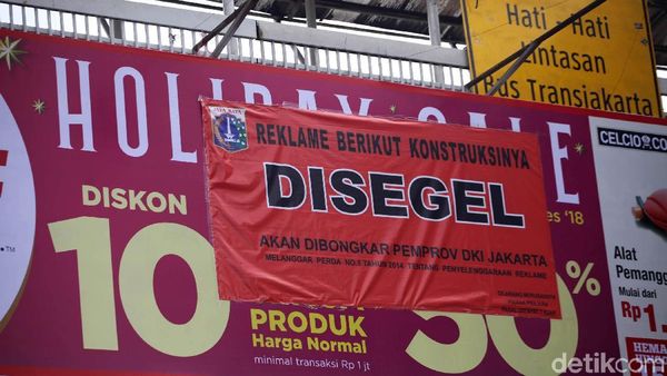 Langgar Perda DKI, Reklame di Slipi Ini Disegel