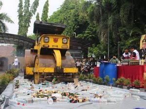 Polisi Musnahkan 1.325 Botol Miras Hasil Cipta Kondisi di Gresik Polisi Musnahkan 1.325 Botol Miras Hasil Cipta Kondisi di Gresik