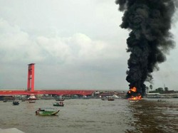 Kapal Pengangkut BBM Karam Setelah Meledak di Perairan Sungai Musi